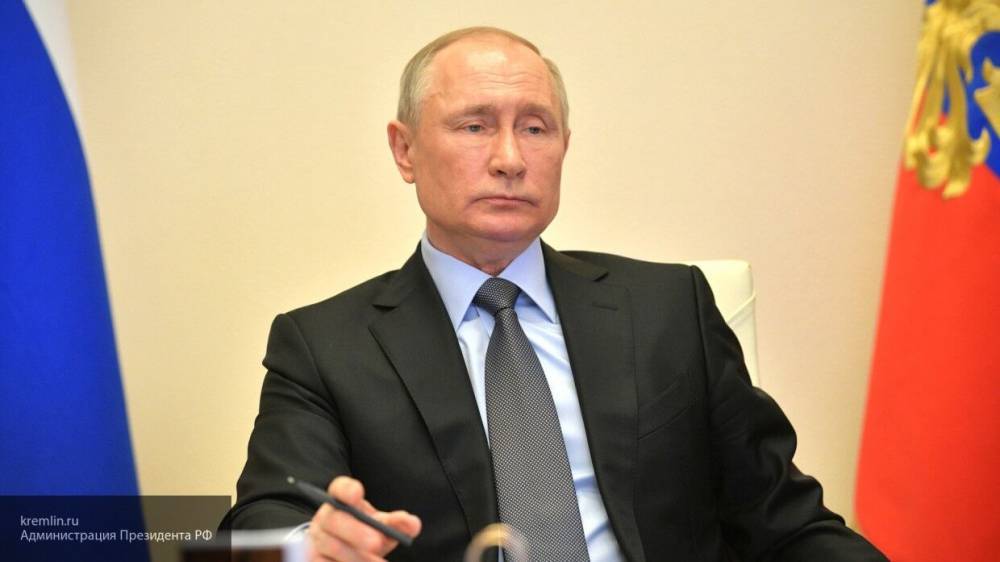 Путин поддержал предложение обеспечить первыми медиков вакциной от коронавируса