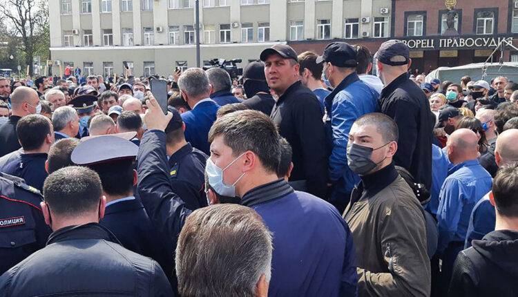 Во Владикавказе устроили митинг против режима самоизоляции. Протестующие вышли на него из-за потери работы