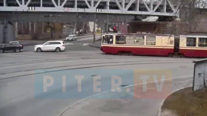 Трамвай подбил иномарку на пересечении Лесного и 1-го Муринского проспектов