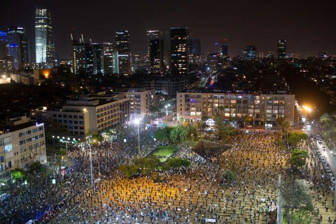 Жители Израиля соблюдали социальное дистанцирование во время демонстрации за "спасение демократии"