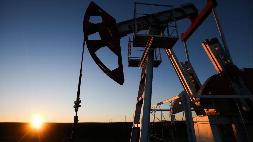 Цена нефти WTI впервые в истории опустилась ниже восьми долларов за баррель
