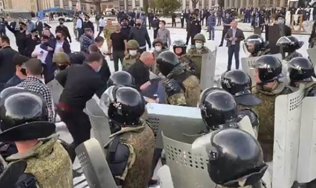 Во Владикавказ из-за стихийной акции протеста перебрасывают дополнительные полицейские силы