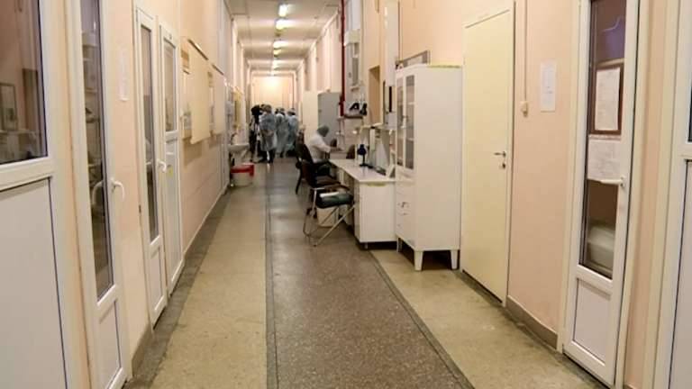 В Боткинской больнице Петербурга у 131 медика обнаружили коронавирус, трое врачей в реанимации