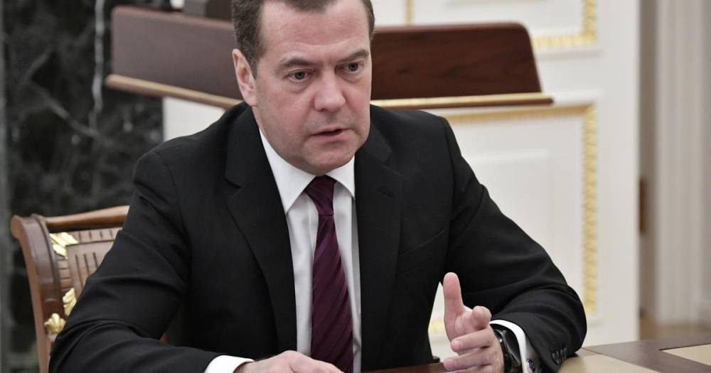 Медведев предложил продавать нефть по принципу "бери или плати"