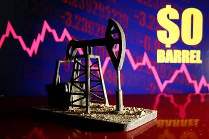 Рублю предрекли ослабление из-за падения цен на нефть
