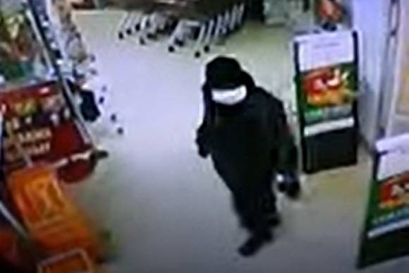 В Ревде мужчина взорвал банкомат Сбербанка в магазине и похитил наличку