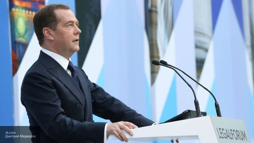 Медведев заявил о новом принципе продажи нефти из России