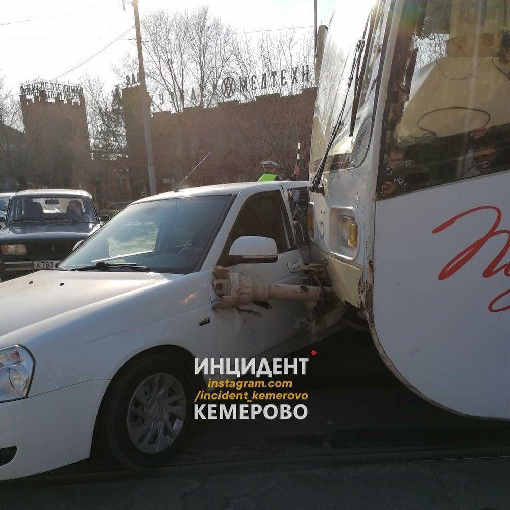 Стали известны подробности ДТП с трамваем на перекрёстке в Кемерове