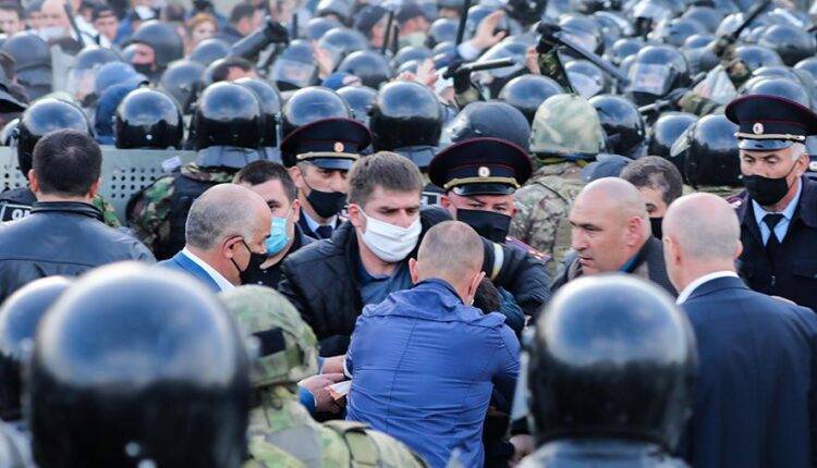 Врач назвал незаконный митинг в Северной Осетии «очагом разноса COVID-19»
