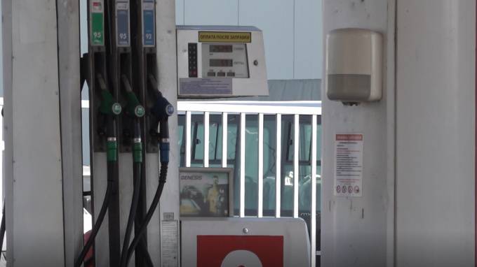 В России резко упали оптовые цены на бензин