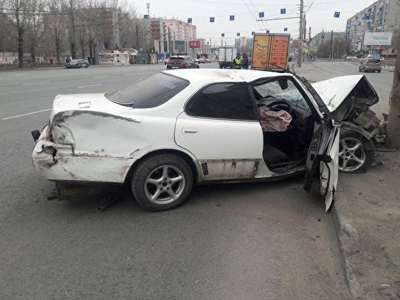 В Челябинске водитель без прав попал в больницу, врезавшись в столб