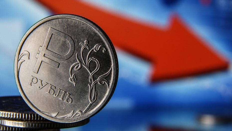 Рубль снижается к доллару и евро после исторического обвала цен на нефть