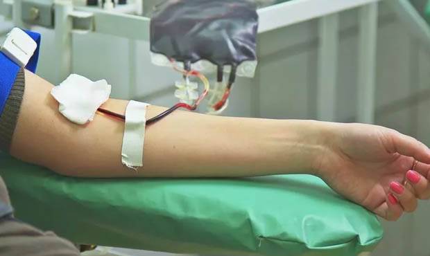 Московские врачи начали лечить пациентов с коронавирусом с помощью переливания крови с антителами к COVID-19