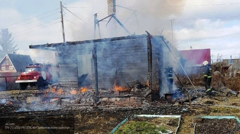 Соседи спасли из горящего дома детей, пока мать выпивала с друзьями в Кургане