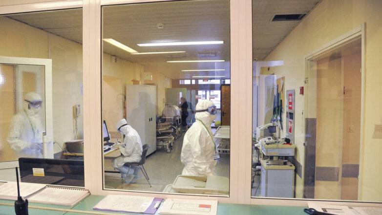 Биолог оценила продолжительность пика коронавируса в России
