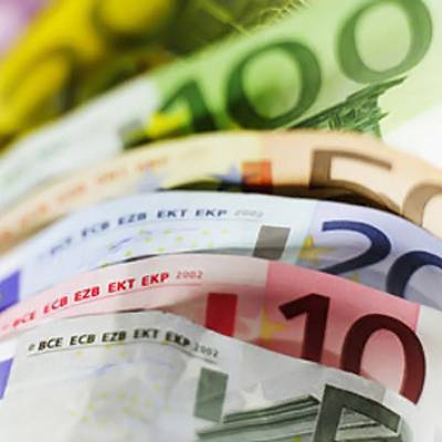 Курс евро подскочил выше 83 рублей впервые с 6 апреля
