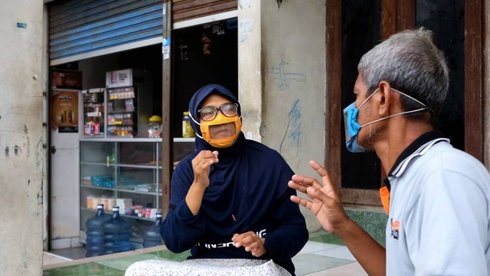 Женщина в Индонезии придумала защитную маску для глухонемых.
