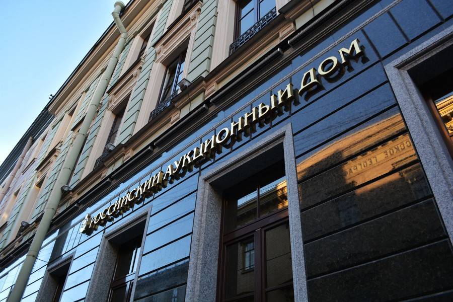 Из-за COVID-19 работа Российского аукционного дома в Москве и Петербурге парализована