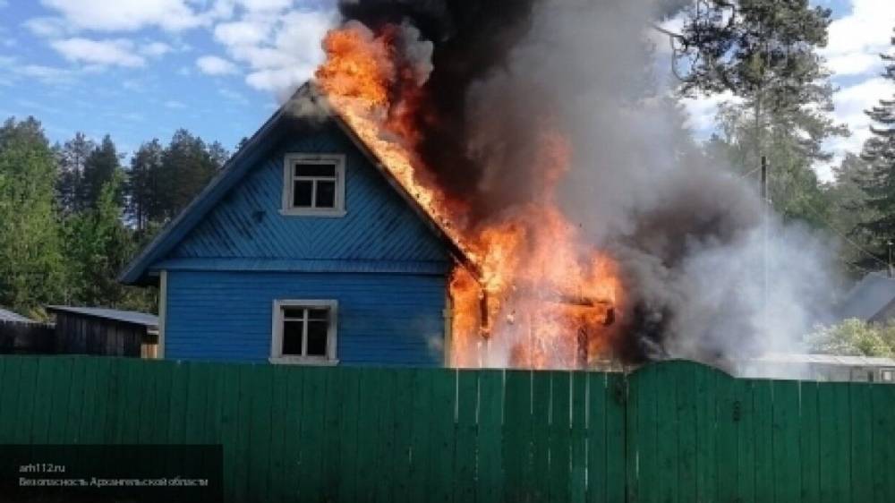 Соседи пьющей матери высвободили детей из горящего дома в Курганской области