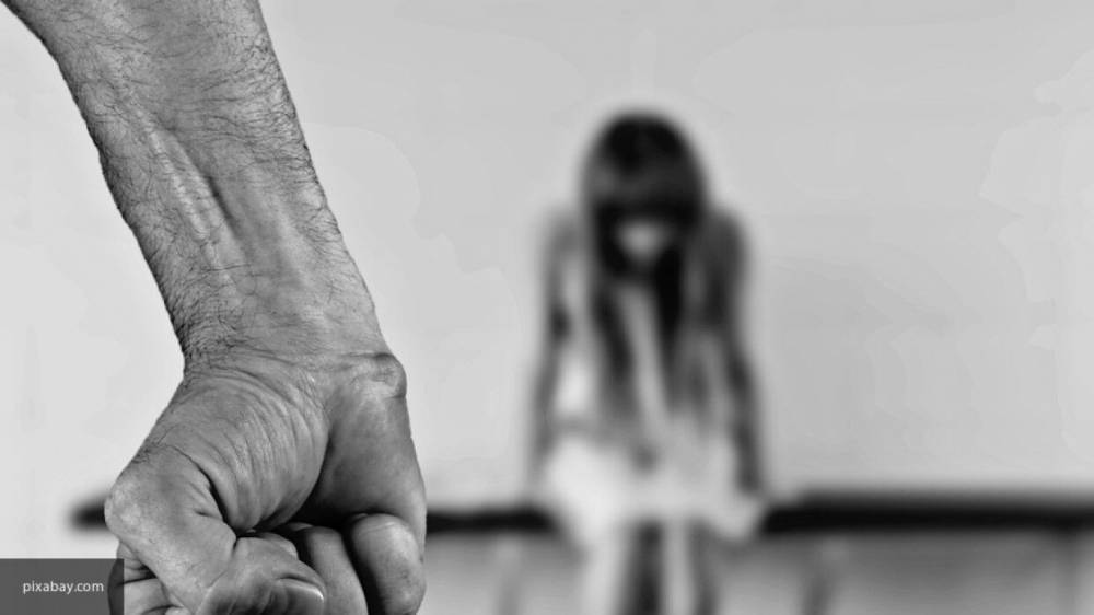 Мать остановила ударом швабры домогательства сожителя к дочери в Ленобласти