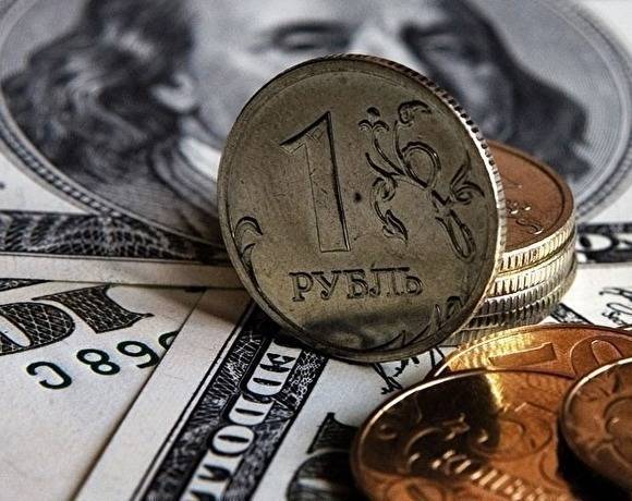 Рубль дешевеет после обвала цен на нефть. Доллар подорожал до 77 руб., евро — до 83 рублей