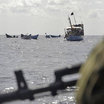 Трое россиян находятся на борту захваченного пиратами судна в Гвинейском заливе