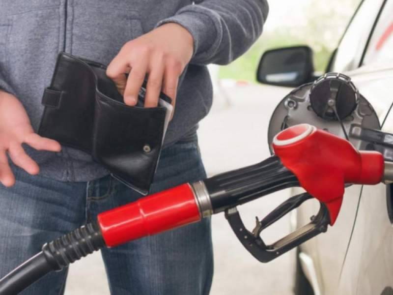 В России рекордно упали оптовые цены на бензин