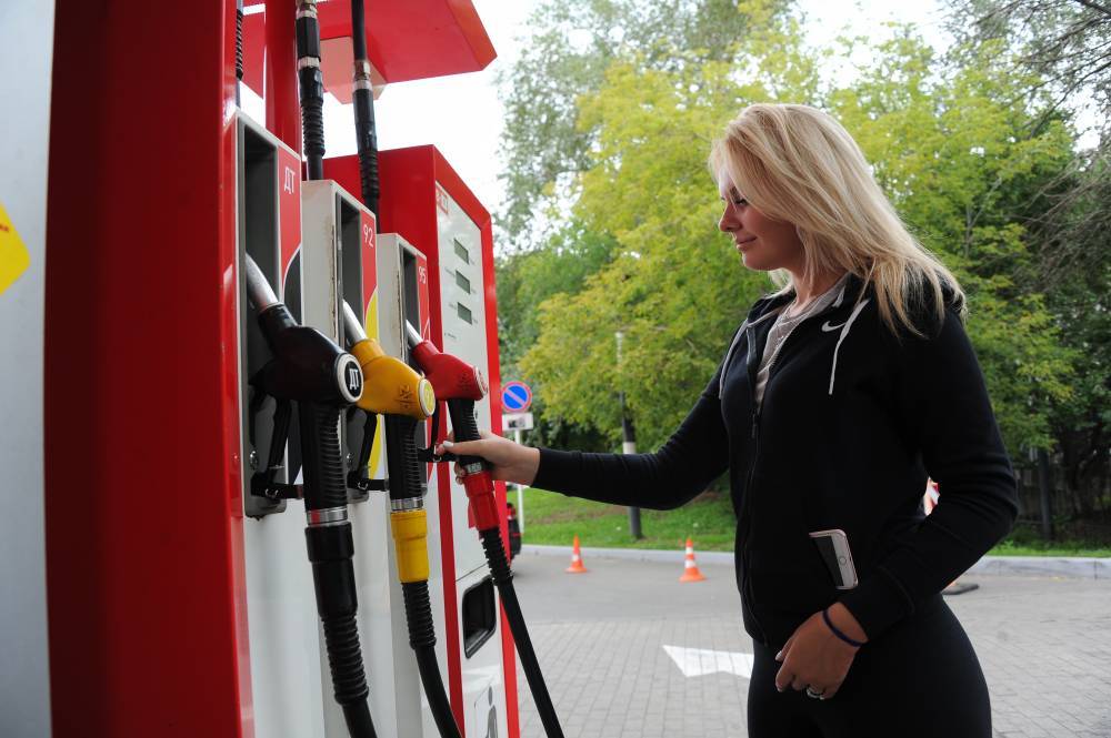 Экономист спрогнозировал падение цен на бензин в России