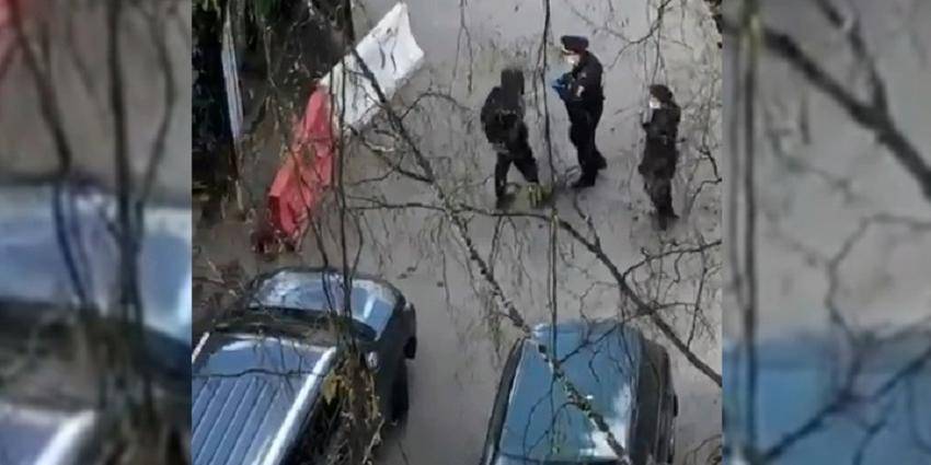 В Москве засняли, как полицейский жестоко избивает предполагаемого нарушителя самоизоляции