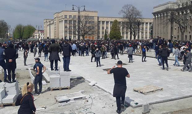 В Северной Осетии после стихийного митинга власти начали выплачивать людям деньги