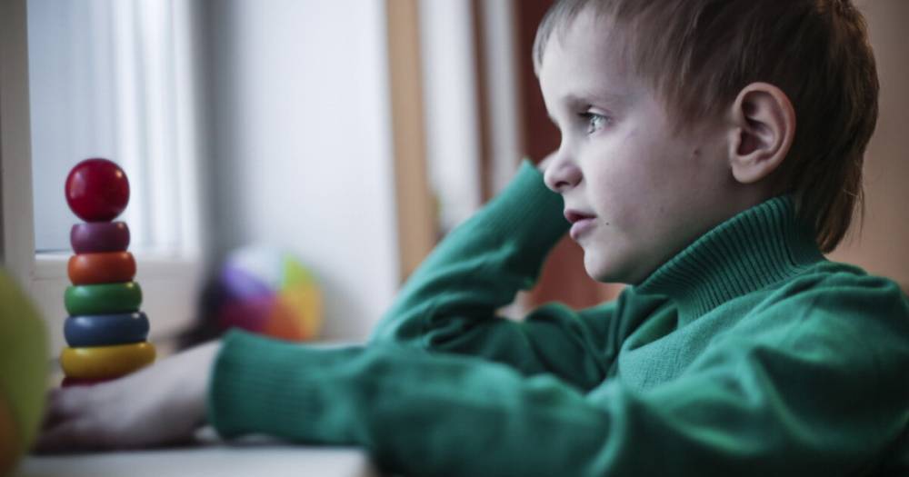 Родители детей с аутизмом просят власти разрешить им прогулки во время самоизоляции