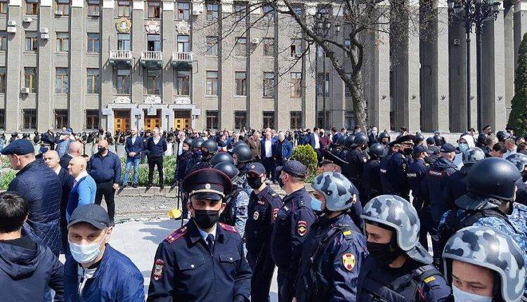 Призывавшего к митингам во Владикавказе певца оштрафовали на 75 тыс. рублей