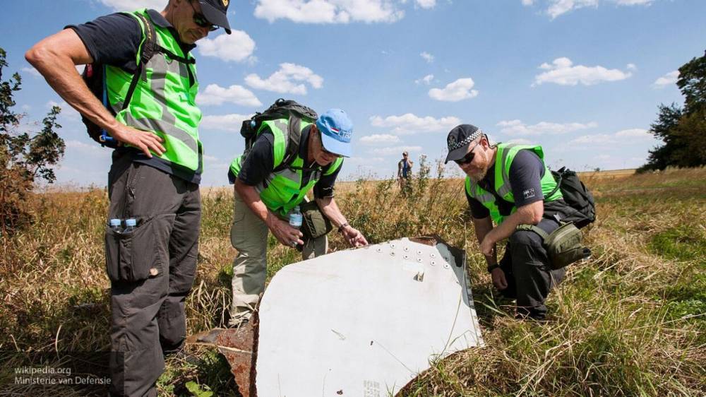 Обгоревший воздуховод и обивка кресла разоблачили ложь Запада в деле о крушении MH17