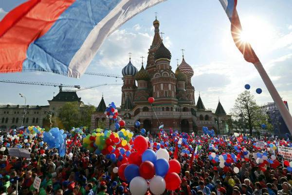 Российские профсоюзы перенесли первомайские демонстрации в Интернет