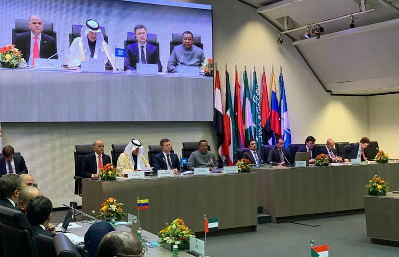 Министры ОПЕК+ подтвердили готовность сократить добычу нефти