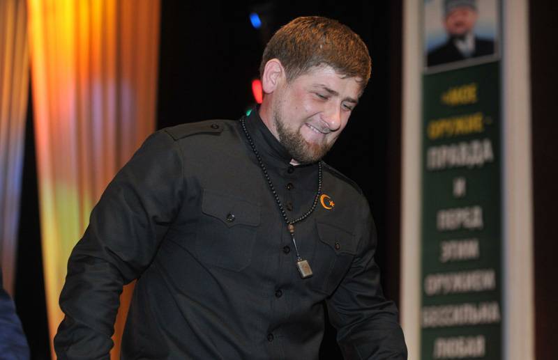 Кадыров в ответ на просьбы открыть парикмахерские побрился налысо
