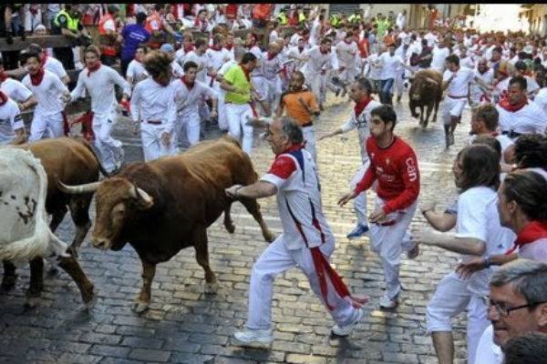 Испанский город Памплона отменил традиционный забег с быками