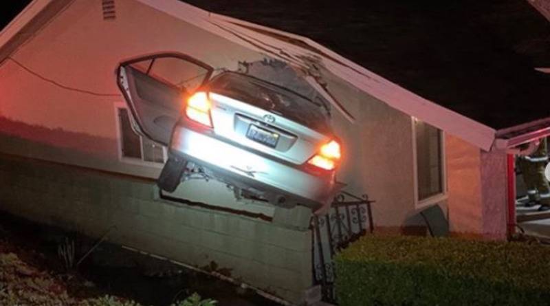 В Лос-Анджелесе водитель потерял управление: машина «взлетела» и врезалась в дом (фото)