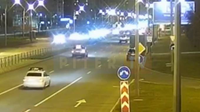 Момент ДТП с перевернувшимся авто на Российском проспекте попал на видео