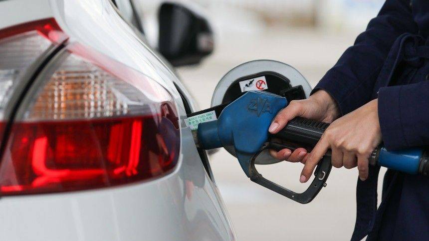 Экономист оценил вероятность снижения цены бензина из-за падения стоимости нефти