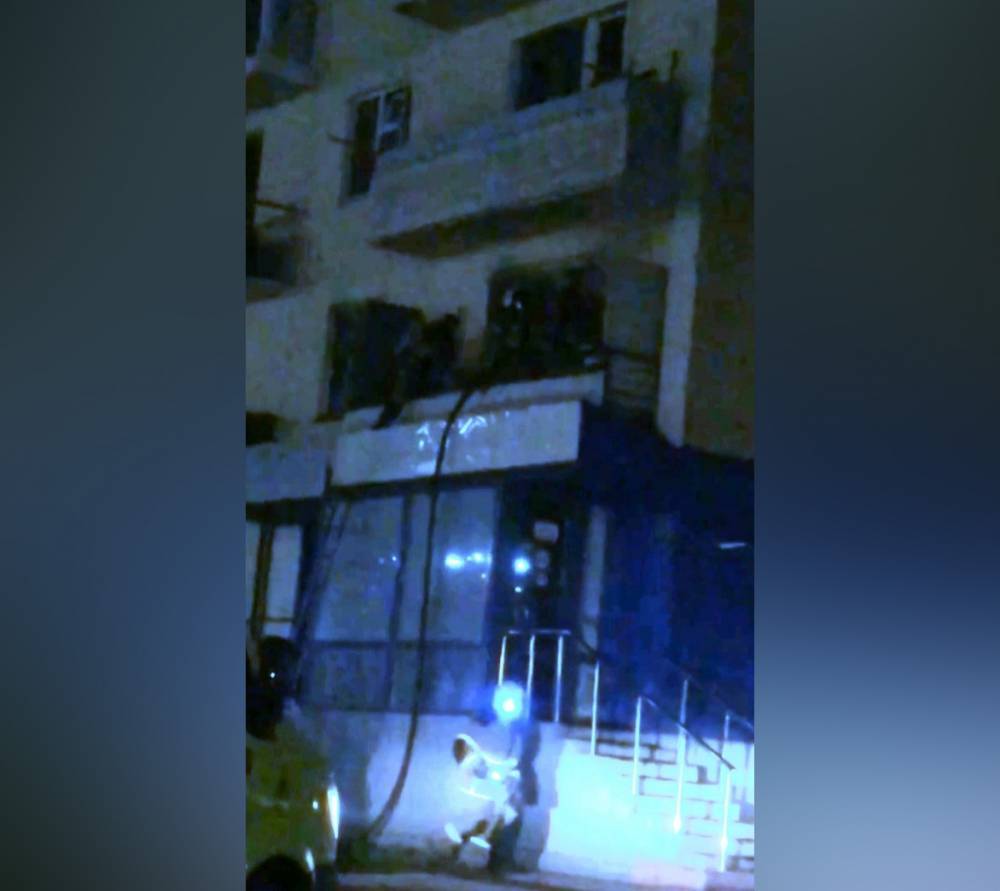 15 человек эвакуировали спасатели из горящей многоэтажки в Кузбассе