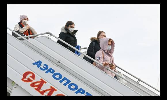 На Ямале резко сократился объем авиаперевозок, а жители сдают билеты на летние паромы