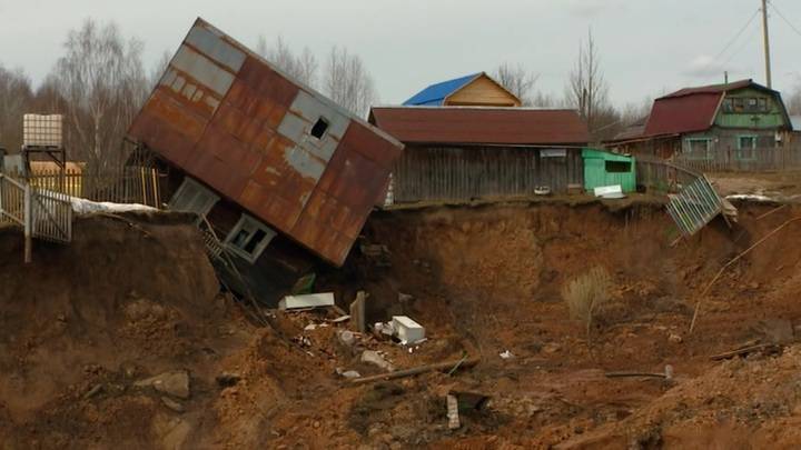Гигантский оползень натворил бед в одной из деревень Пермского края
