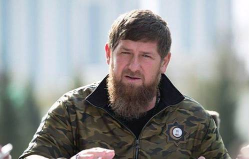 Кадыров после просьбы открыть парикмахерские побрился налысо