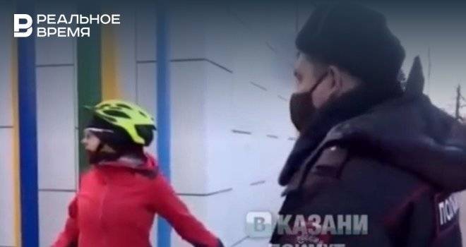 В Казани муж бросил жену, когда ее остановили полицейские для проверки пропуска — видео