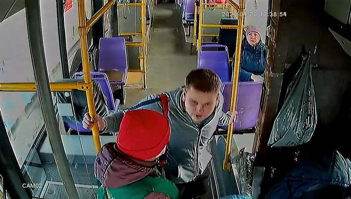 Пьяный пассажир с ножом напал на водителя с требованием развернуть автобус