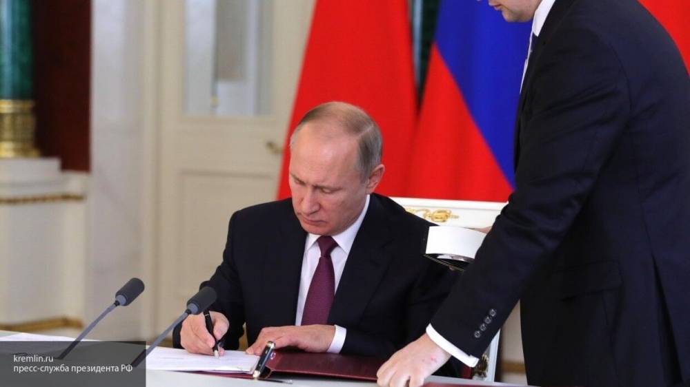 Путин подписал закон об отмене НДФЛ с зарплат врачей, борющихся с COVID-19