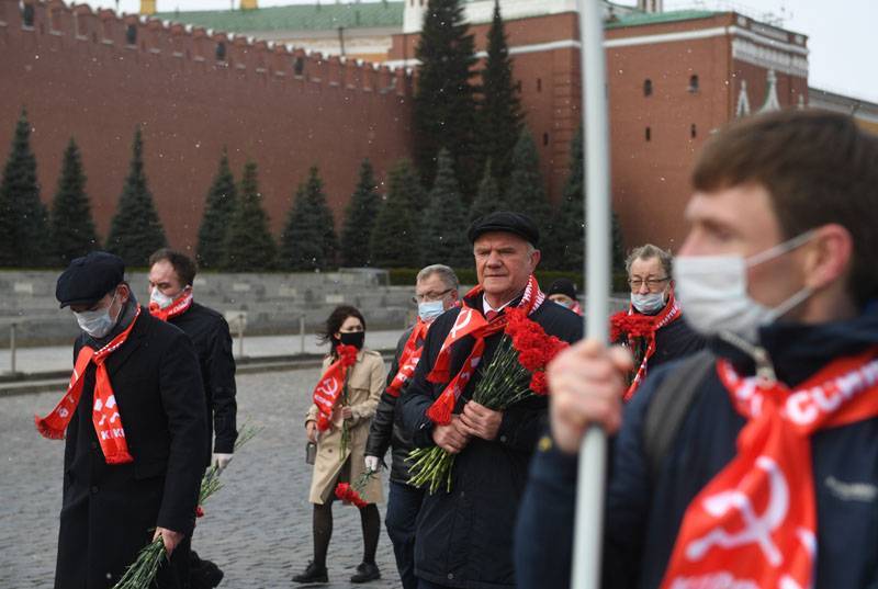 Коммунисты в день 150-летия Ленина посетили мавзолей