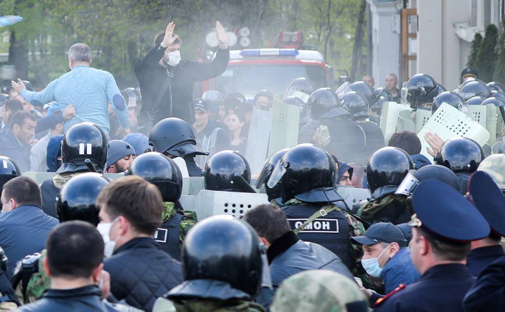 СКР возбудил дела о нападении на 13 сотрудников МВД во время митинга во Владикавказе