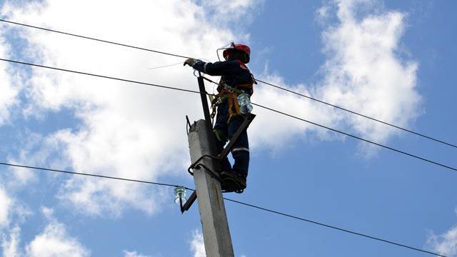 В Кемеровском муниципальном округе энергетики отремонтировали две линии электропередачи